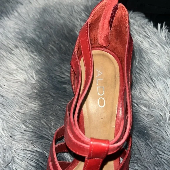 Red shoes with a short heel. - Picture 3 of 8